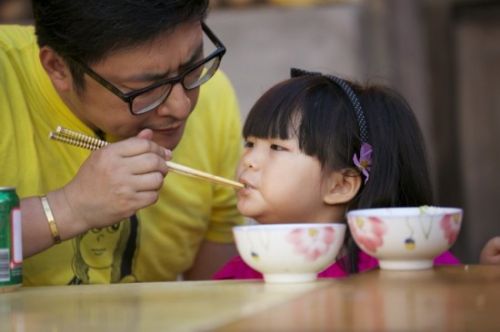 录制《爸爸1》王岳伦亲自给女儿喂饭